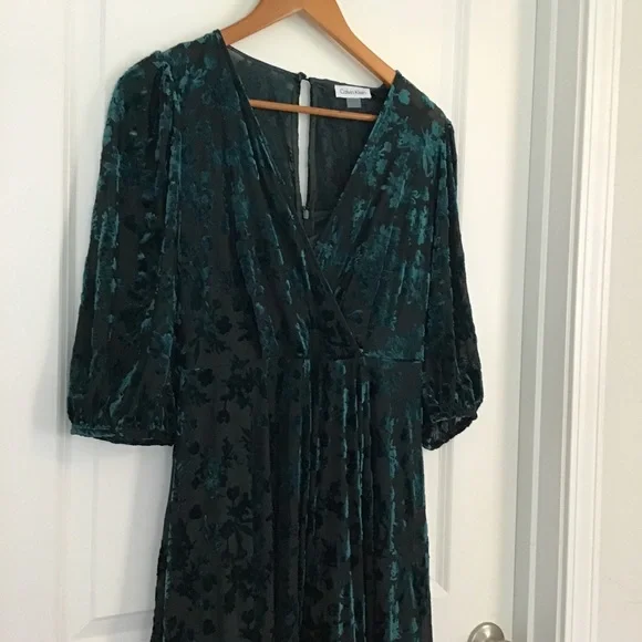 Calvin Klein. 3/4 sleeves. Black & green velvet floral. V-neck. High-low hem. - Picture 4 of 9